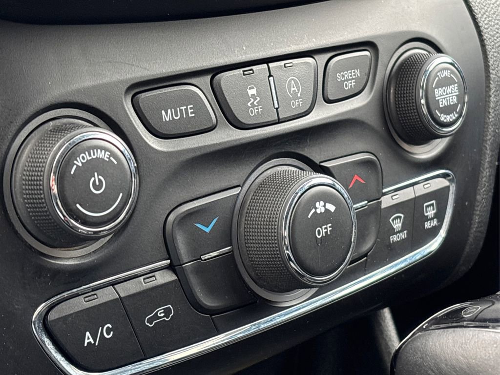 Used 2021 Jeep Cherokee Latitude Plus image 28