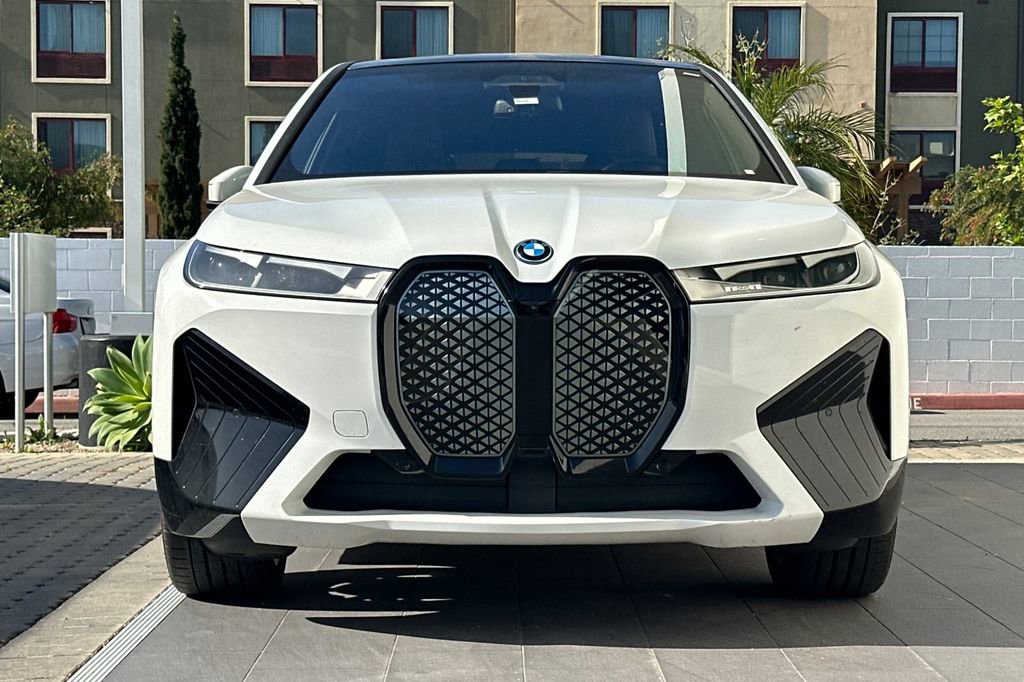 Used 2024 BMW iX xDrive50 w/ Premium Package image 8