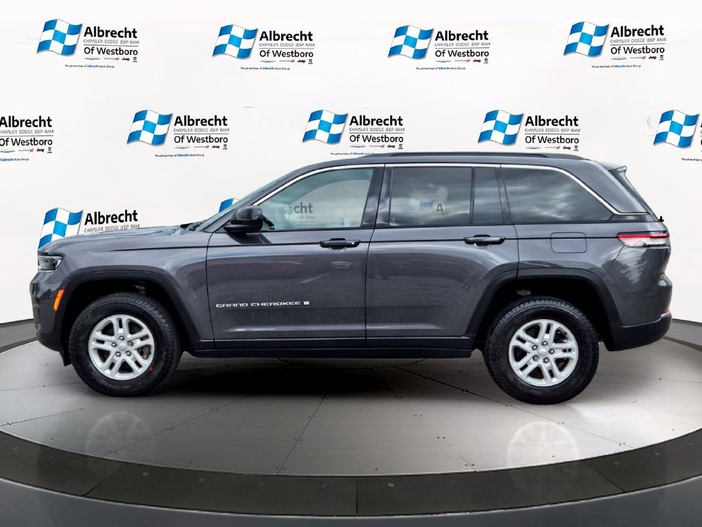 Used 2024 Jeep Grand Cherokee Laredo AWD/4WD image 2
