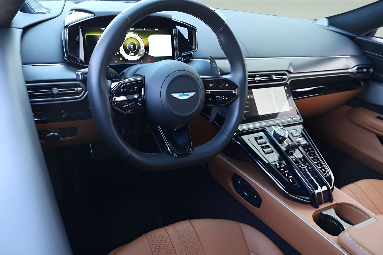 Used 2025 Aston Martin V8 Vantage Coupe RWD image 13