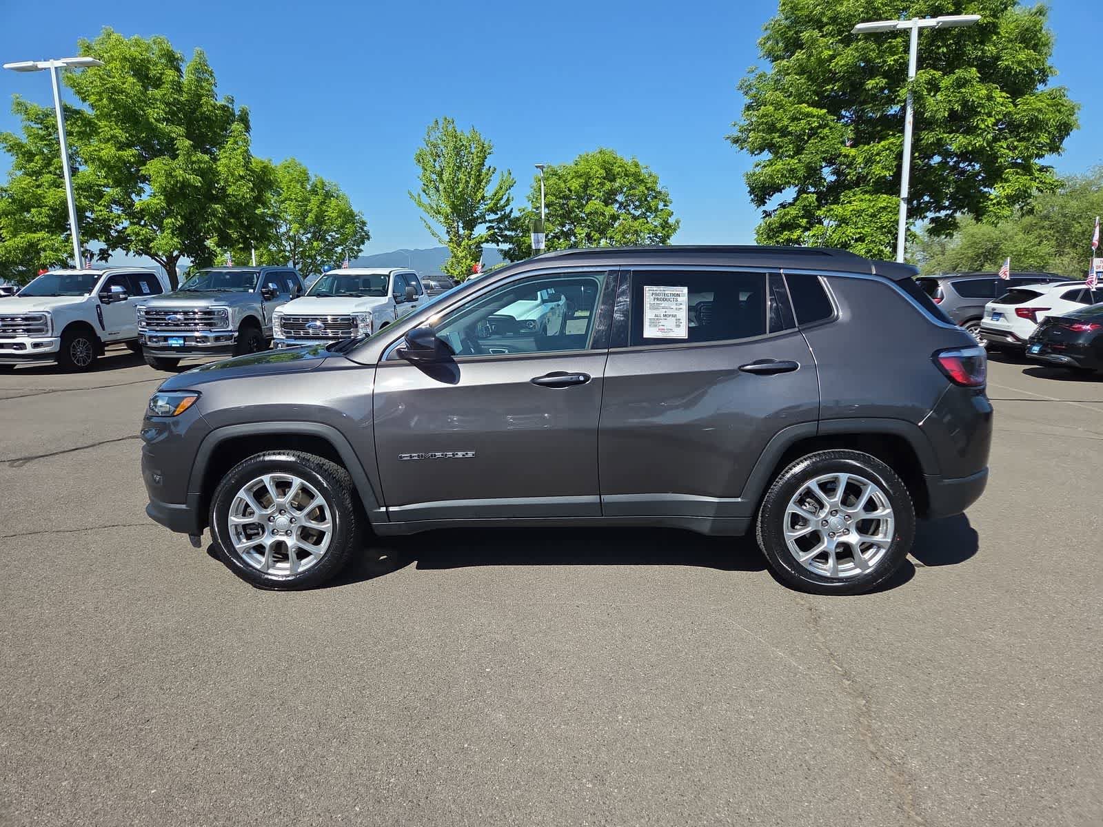 Used 2023 Jeep Compass Latitude w/ Sun and Sound Group AWD/4WD image 11