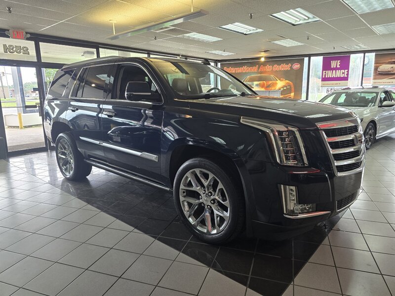 Used 2018 Cadillac Escalade Premium Luxury AWD/4WD image 3