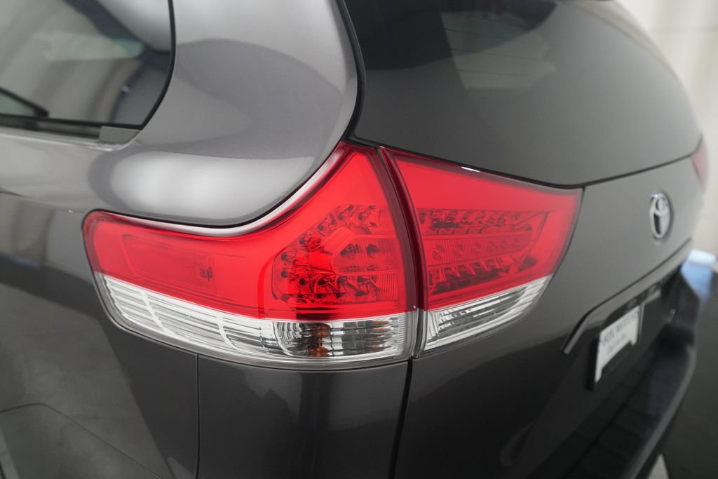 Used 2014 Toyota Sienna XLE FWD image 32