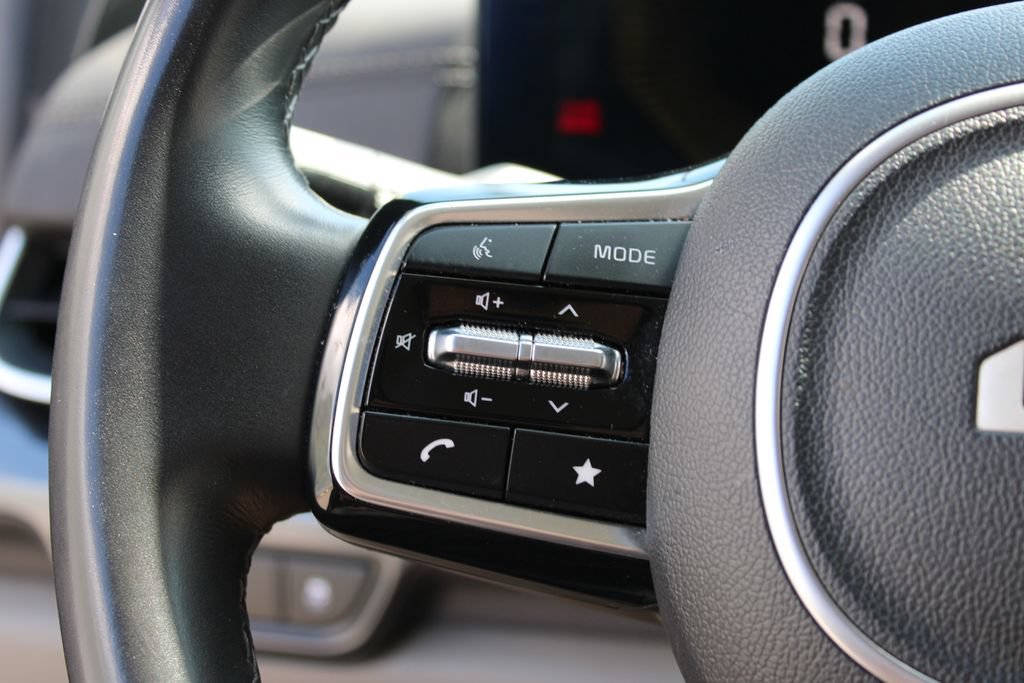 Used 2025 Kia Carnival FWD image 14