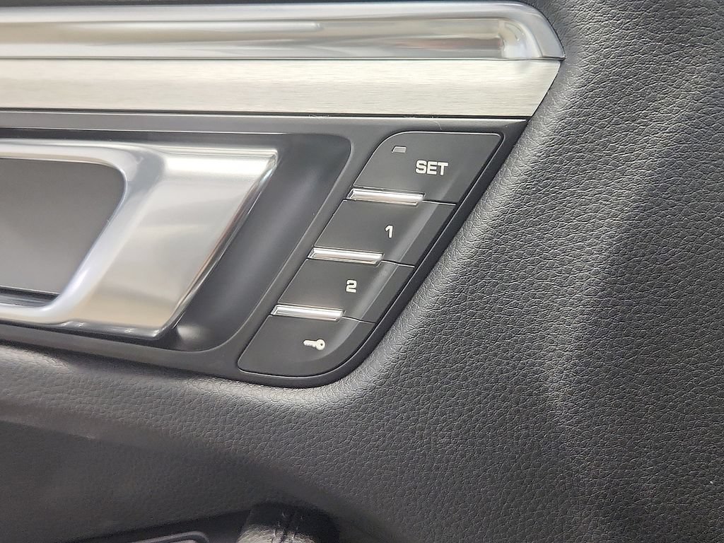 Certified 2026 Porsche Macan AWD/4WD image 24