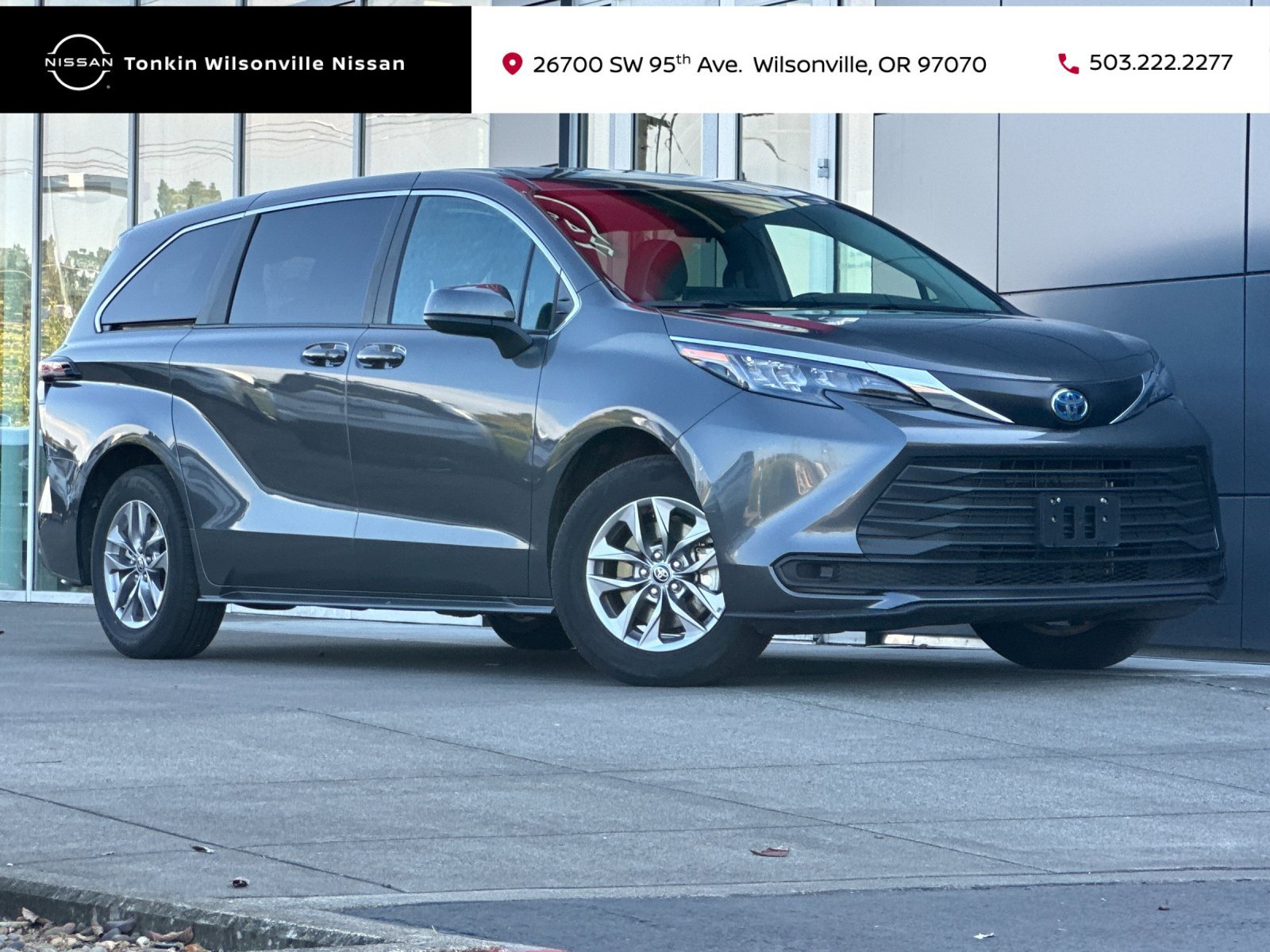 Used 2025 Toyota Sienna LE FWD image 1