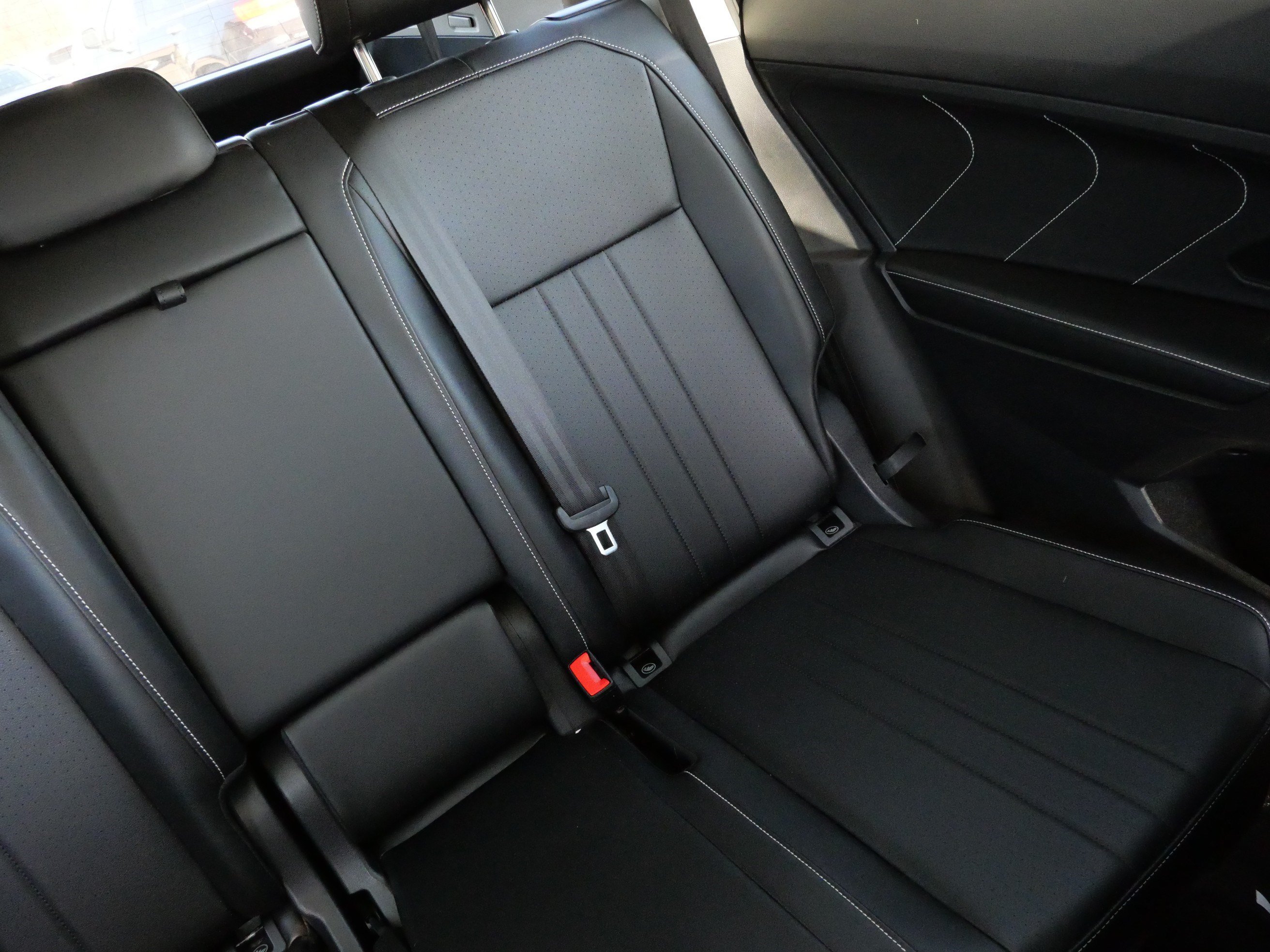 Certified 2023 Volkswagen Tiguan SE w/ Panoramic Sunroof Package FWD image 8