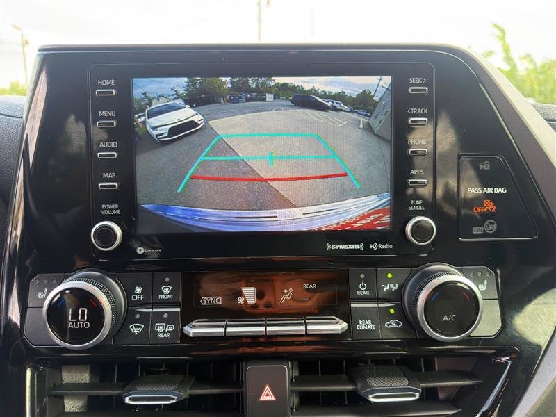 Used 2022 Toyota Highlander XLE AWD/4WD image 19