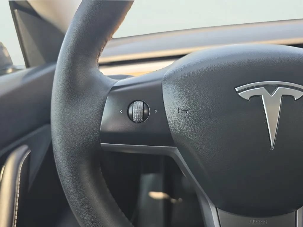Used 2021 Tesla Model Y Long Range AWD/4WD image 16