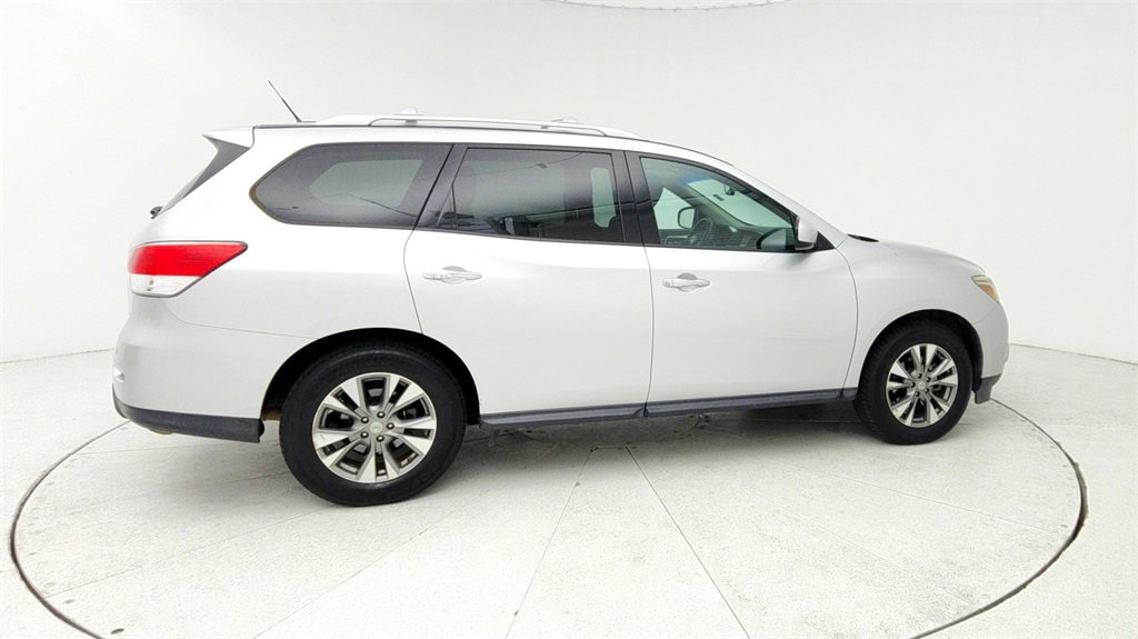 Used 2016 Nissan Pathfinder SV image 9