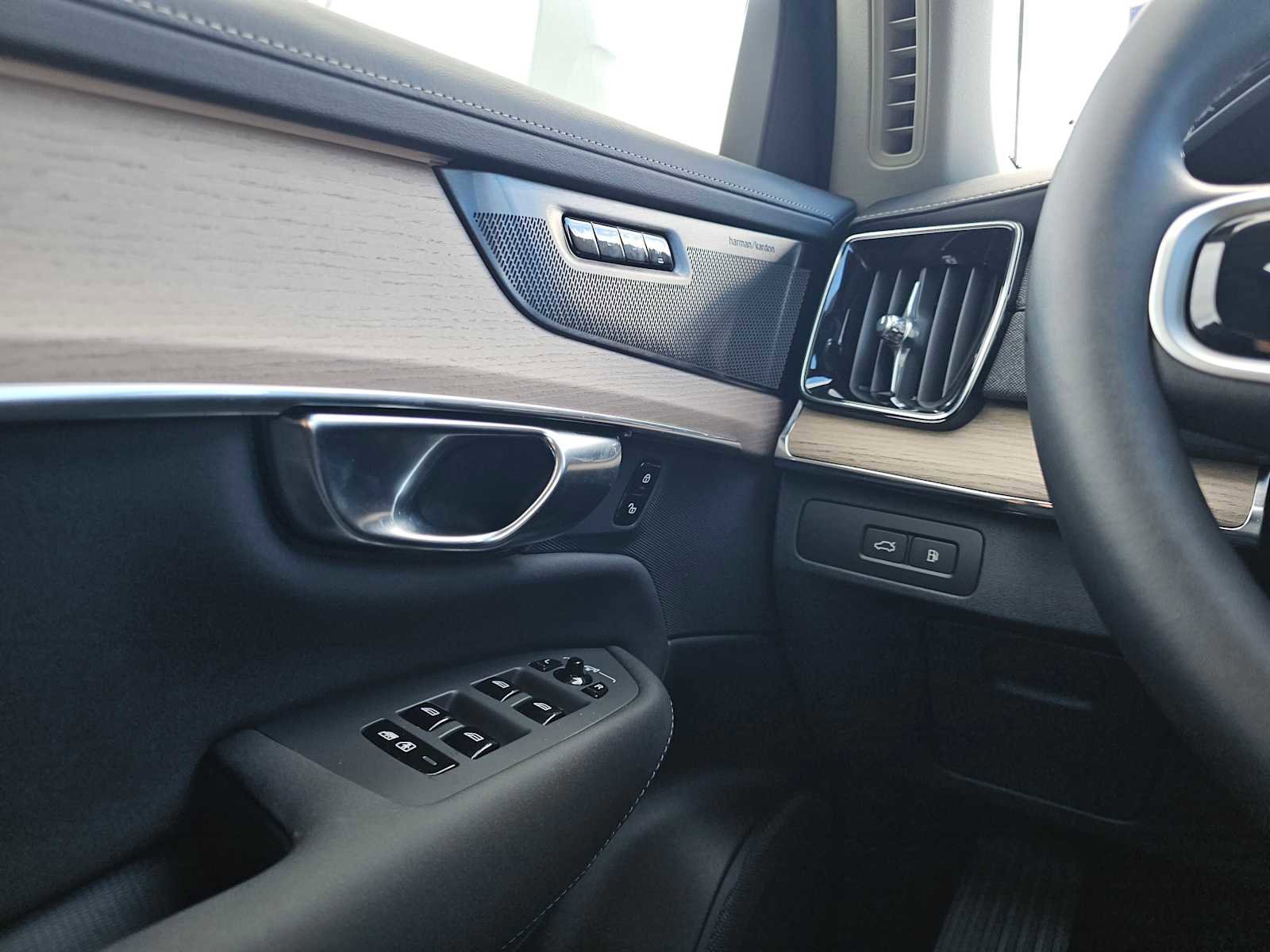 Used 2025 Volvo XC90 T8 Plus w/ Protection Package Premier image 30