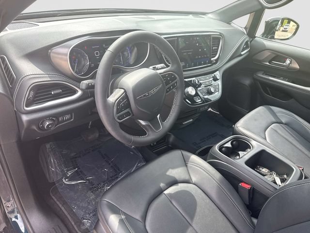Used 2025 Chrysler Pacifica Select AWD/4WD image 13