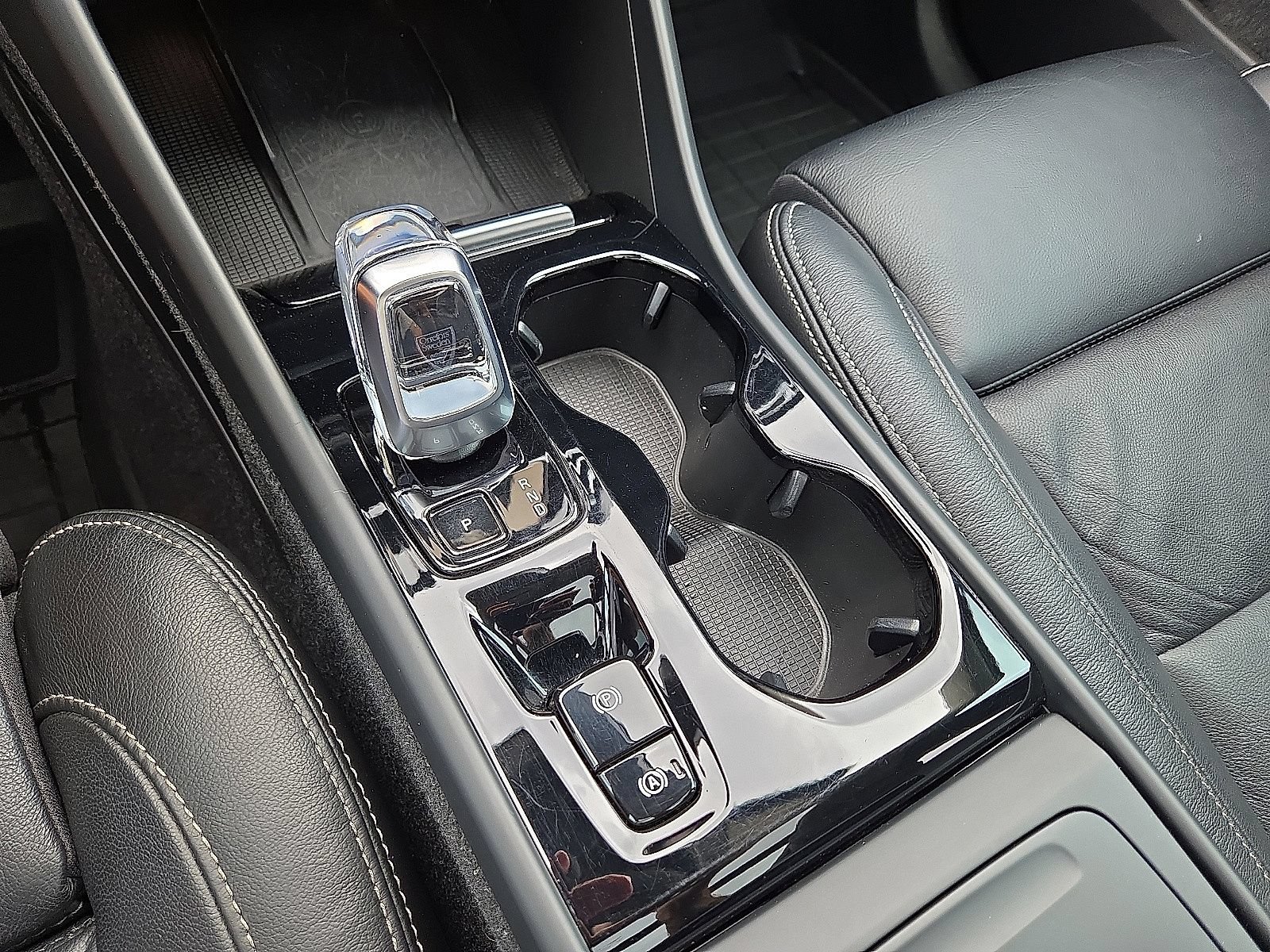 Used 2023 Volvo XC40 B5 Plus AWD/4WD image 31