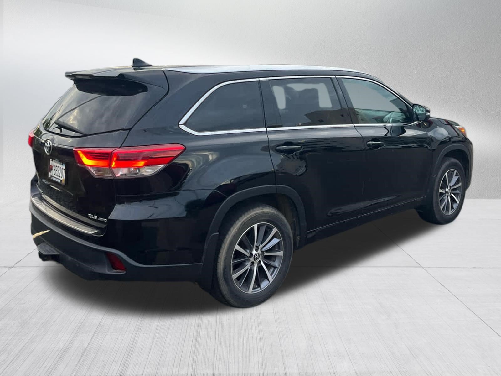 Used 2018 Toyota Highlander XLE AWD/4WD image 4