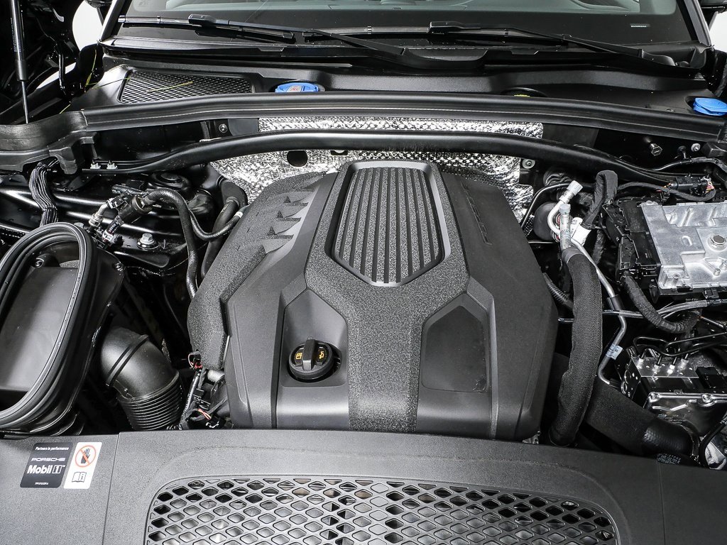 Certified 2025 Porsche Macan image 38