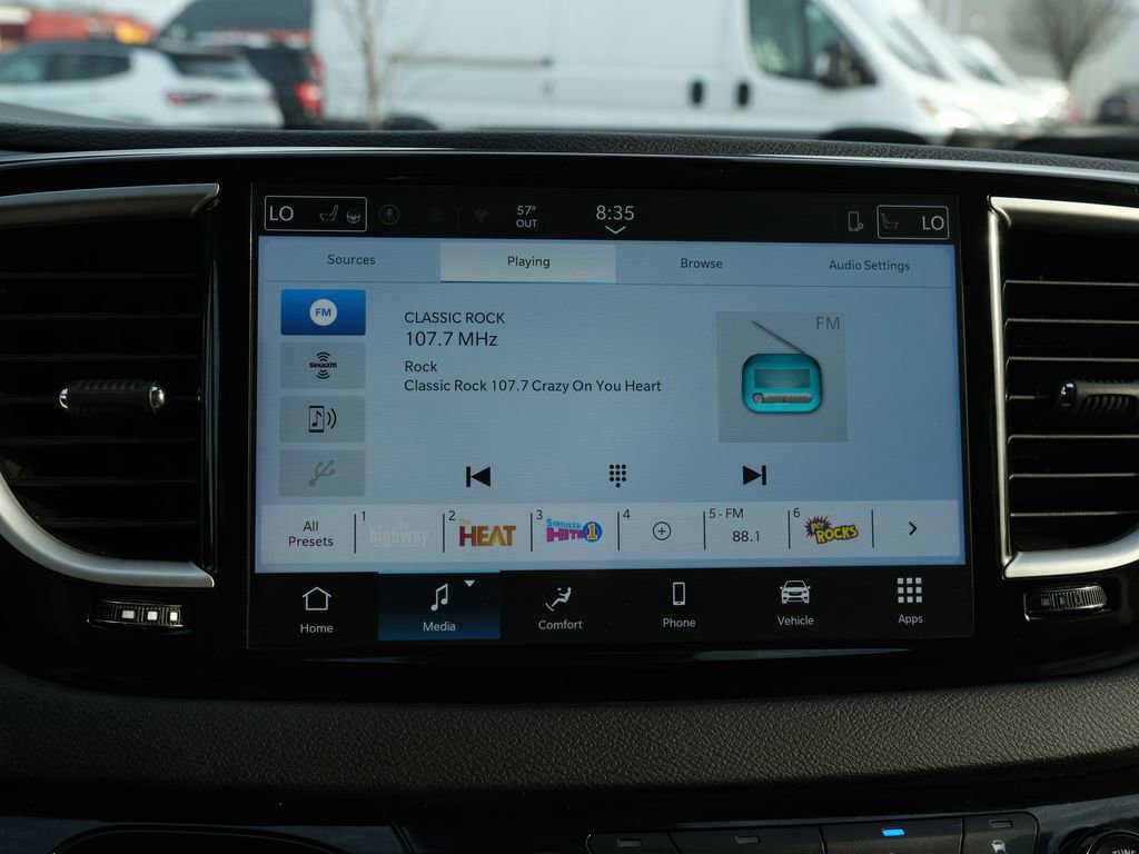 Used 2025 Chrysler Pacifica Select image 19