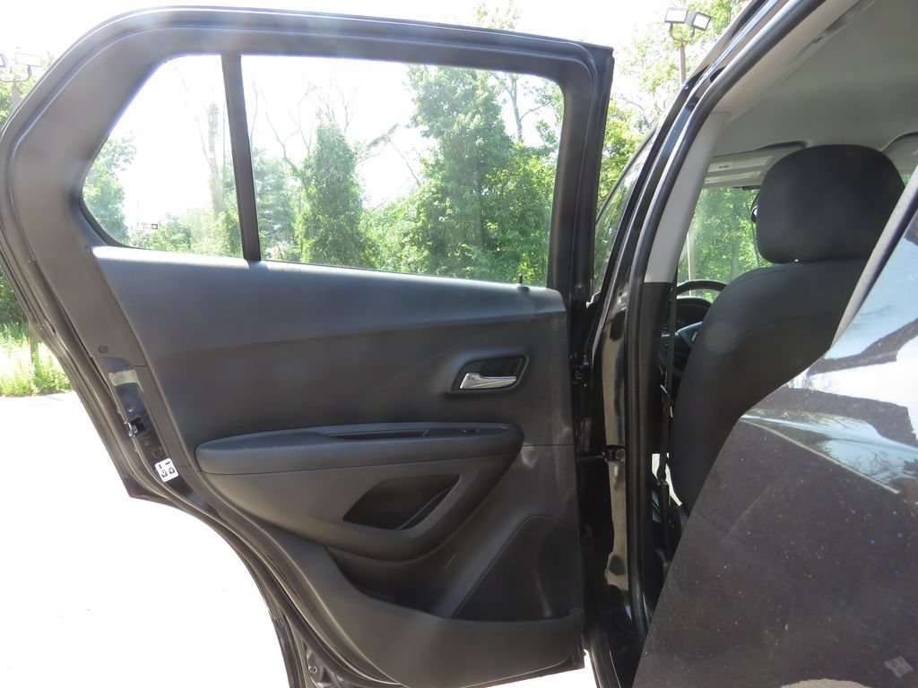 Used 2020 Chevrolet Trax LS AWD/4WD image 18