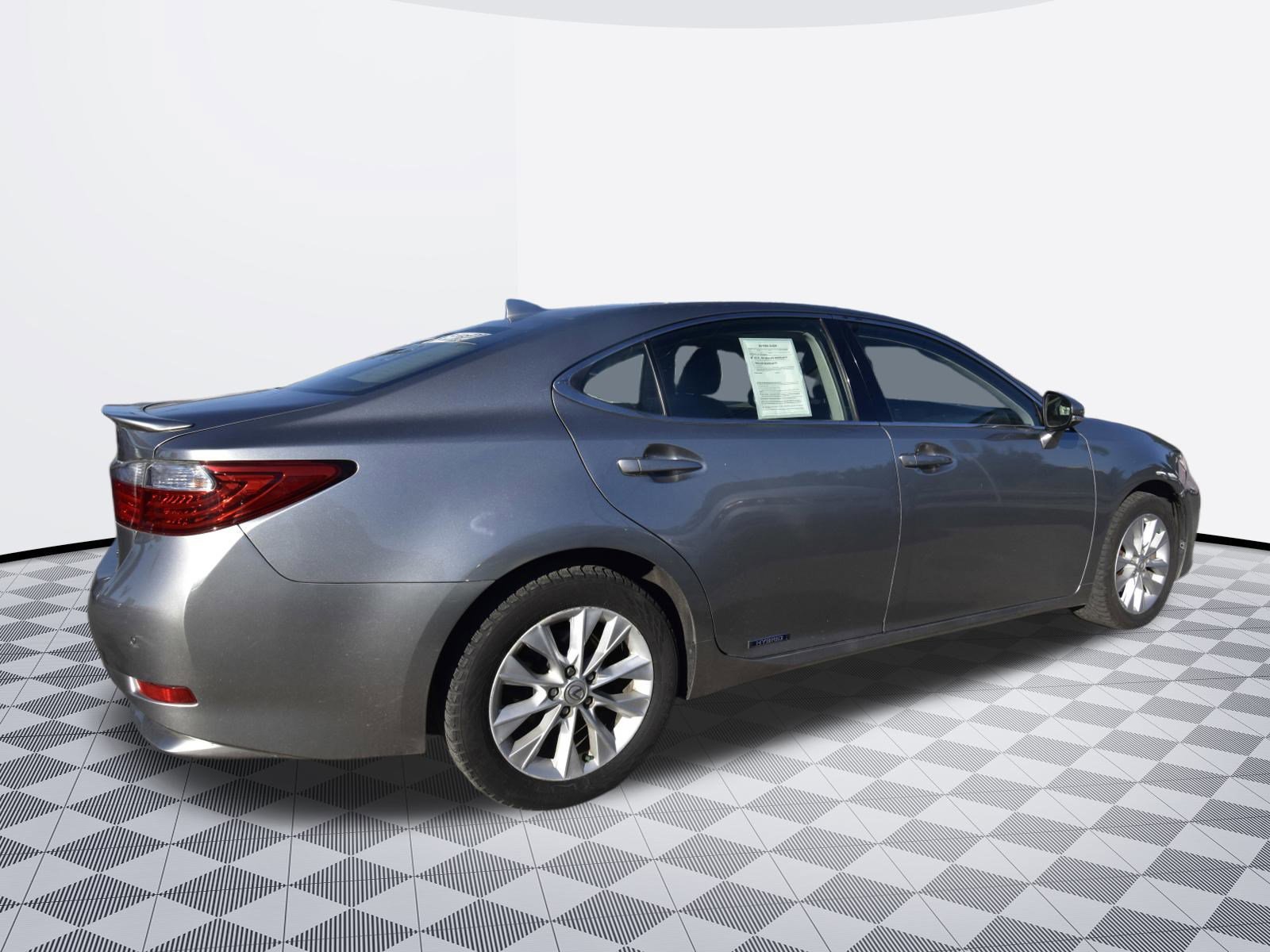 Used 2015 Lexus ES 300h w/ Navigation System Package image 4