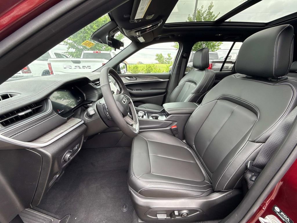 New 2025 Jeep Grand Cherokee Limited w/ Black Appearance Package AWD/4WD image 12