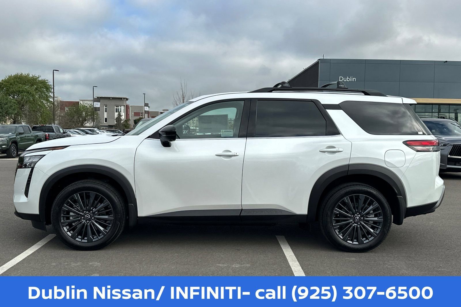 New 2026 Nissan Pathfinder SL w/ SL Premium Package AWD/4WD image 7