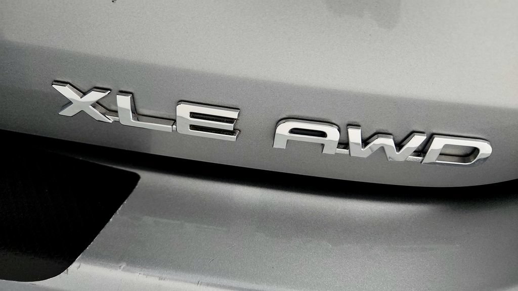 Certified 2024 Toyota Highlander XLE AWD/4WD image 10