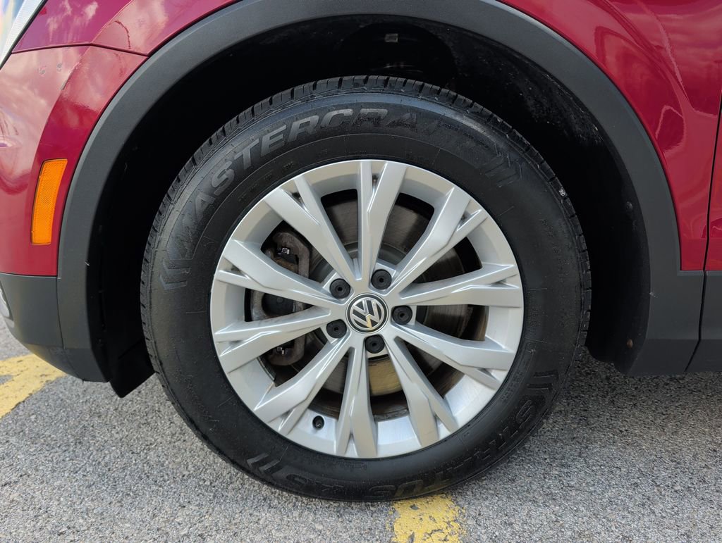 Used 2018 Volkswagen Tiguan SE w/ Panoramic Sunroof Package image 4