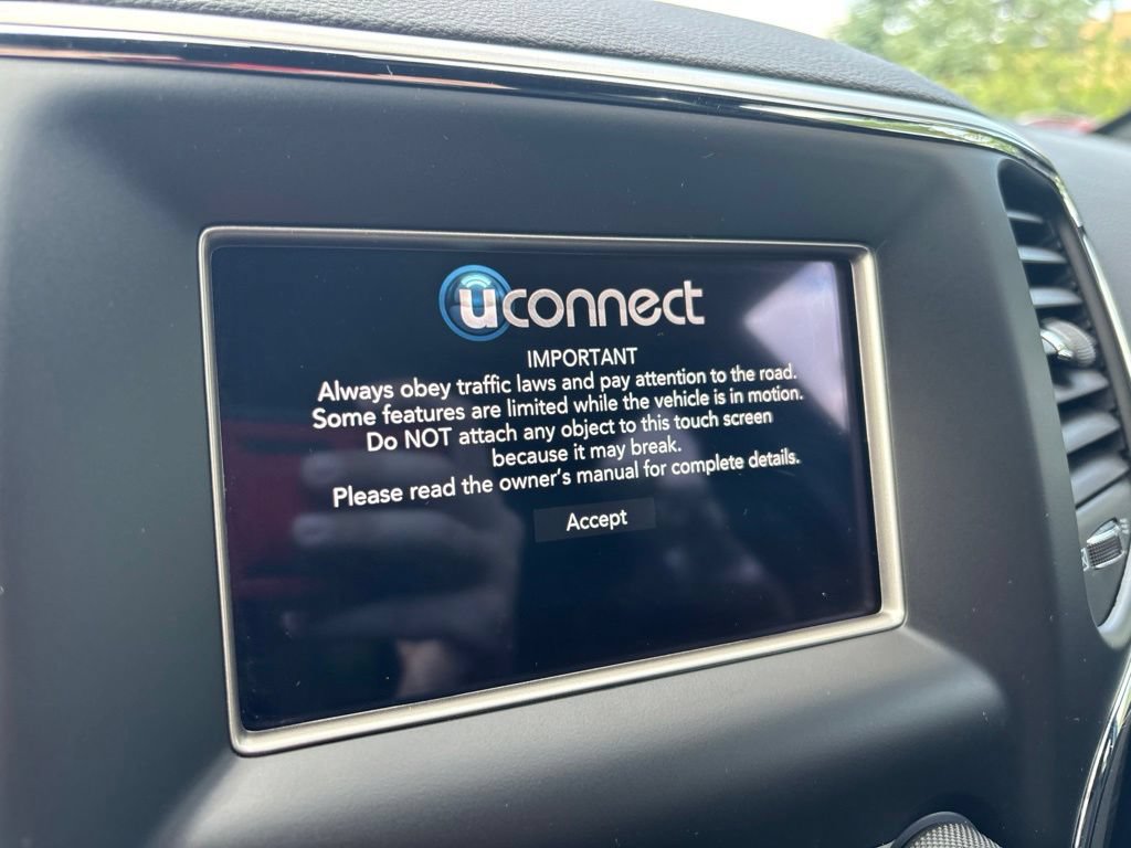Used 2019 Jeep Grand Cherokee Laredo AWD/4WD image 24