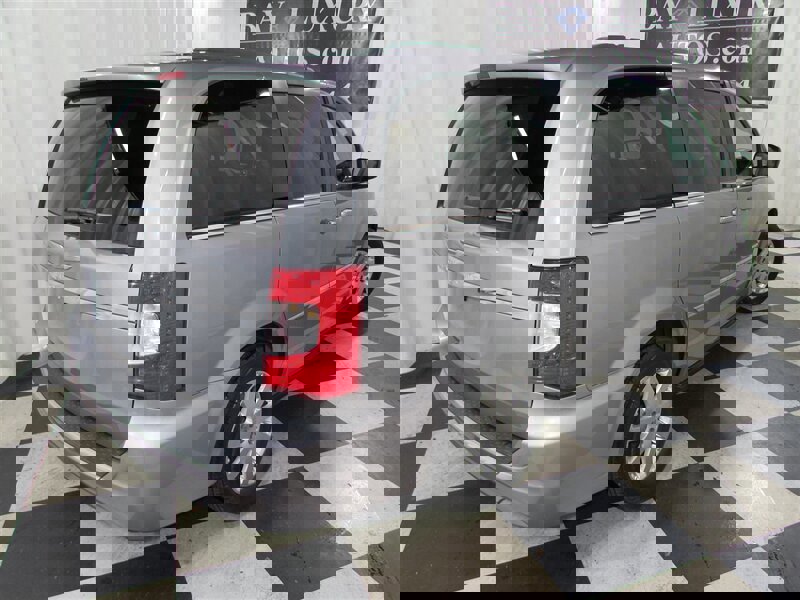 Used 2014 Chrysler Town & Country Touring image 8