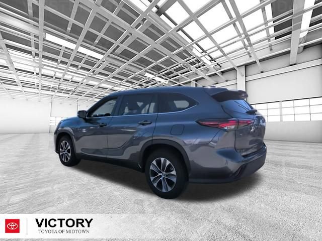 Used 2024 Toyota Highlander XLE image 5