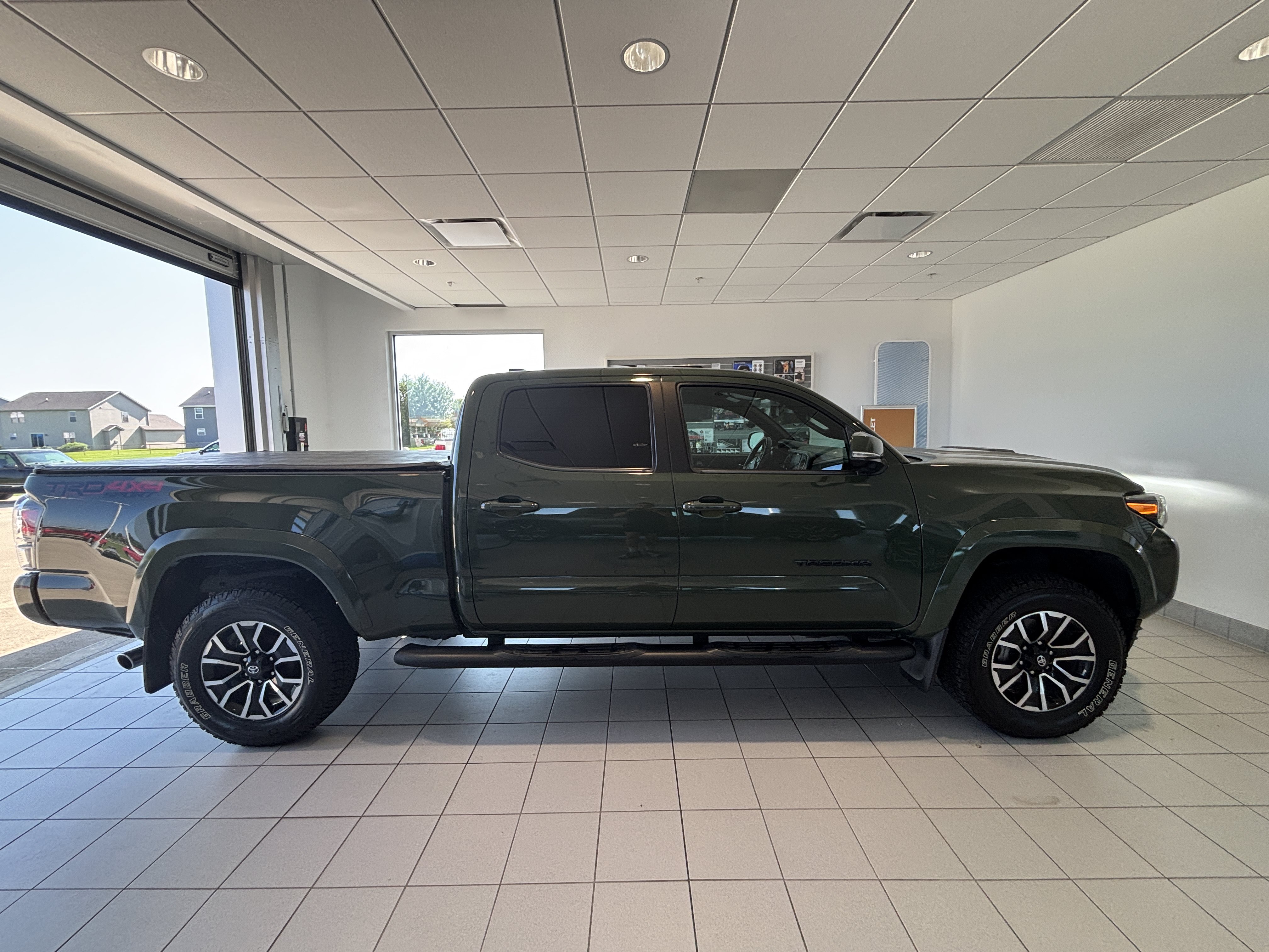 Used 2022 Toyota Tacoma TRD Sport w/ Technology Package AWD/4WD image 4