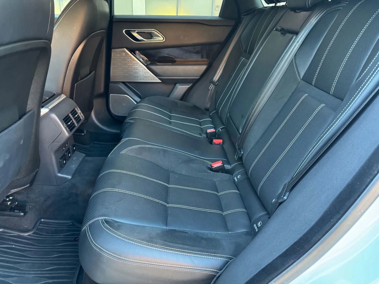 Used 2018 Land Rover Range Rover Velar R-Dynamic SE image 5