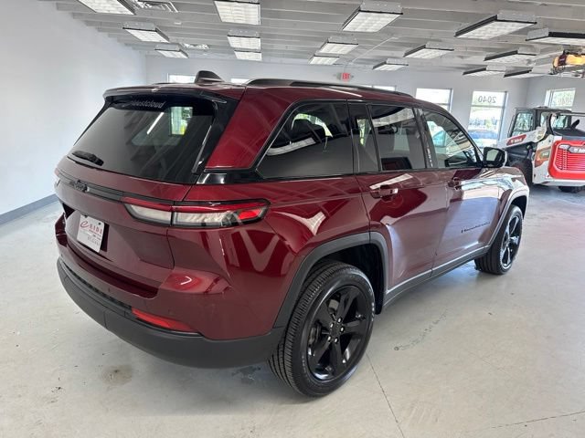 Used 2023 Jeep Grand Cherokee Altitude AWD/4WD image 15