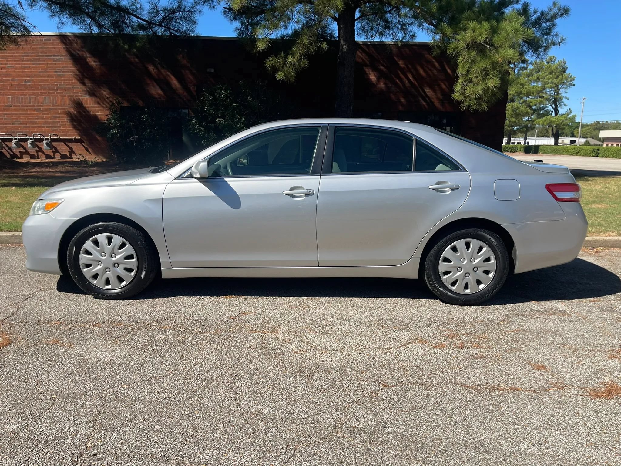 Used 2010 Toyota Camry LE FWD image 2