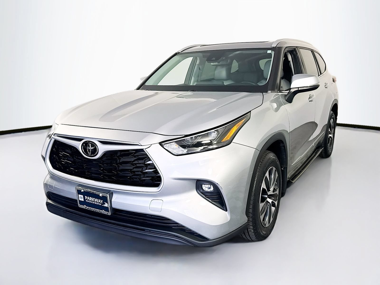 Used 2023 Toyota Highlander XLE AWD/4WD image 2