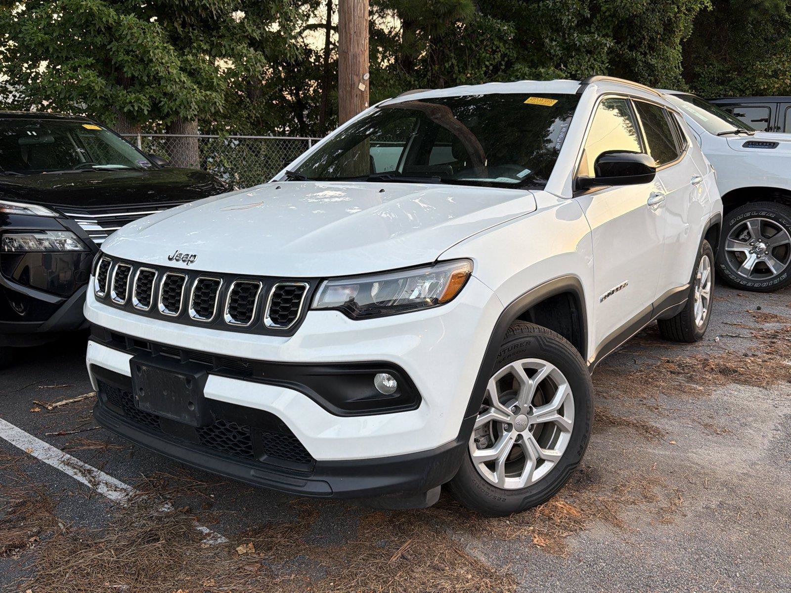 Used 2024 Jeep Compass Latitude AWD/4WD image 1