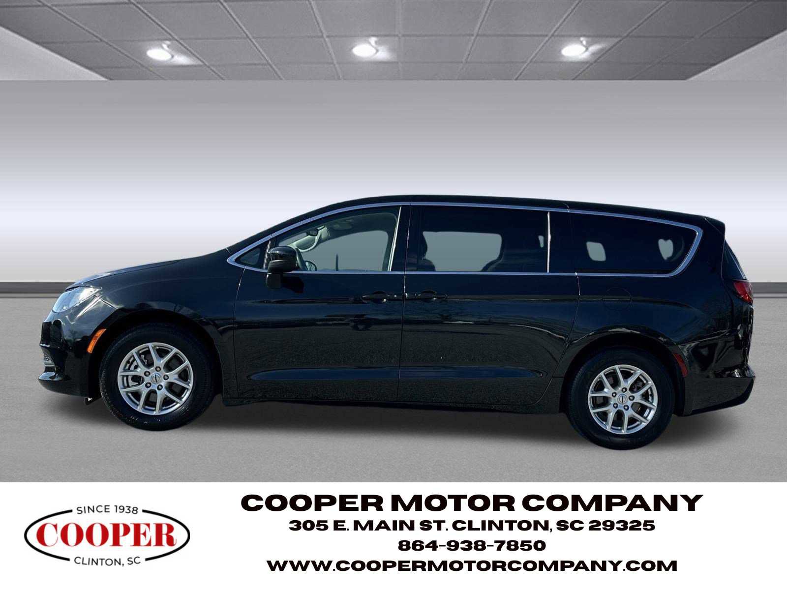 Used 2023 Chrysler Voyager LX image 4