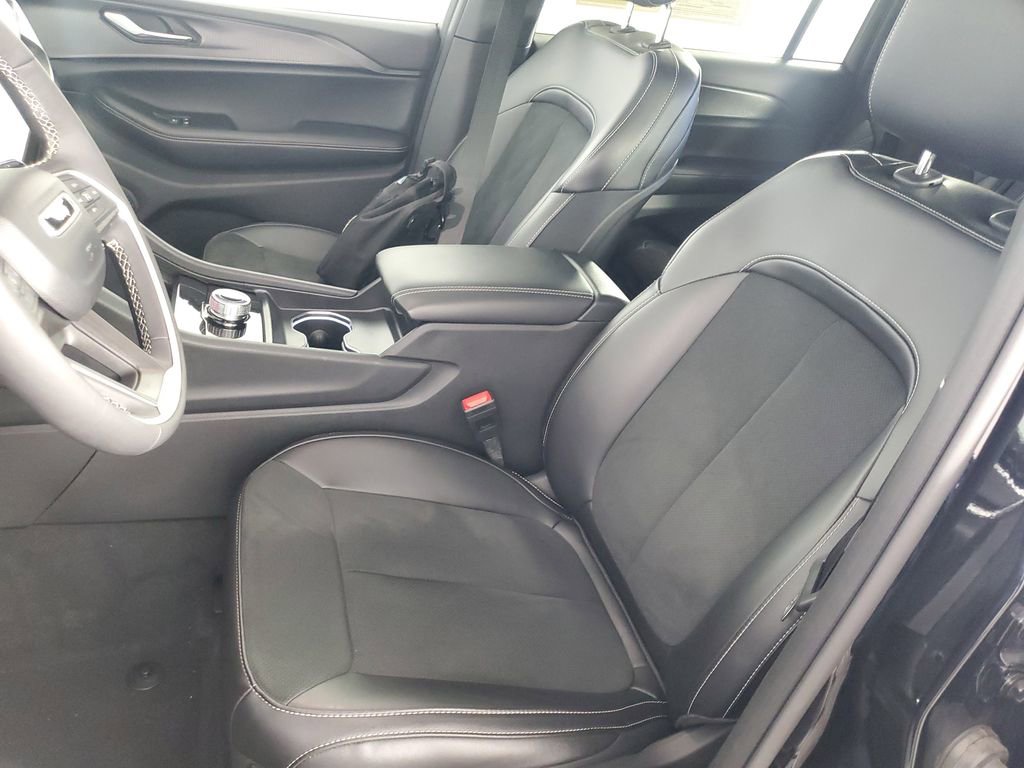 Used 2025 Jeep Grand Cherokee L Altitude image 12