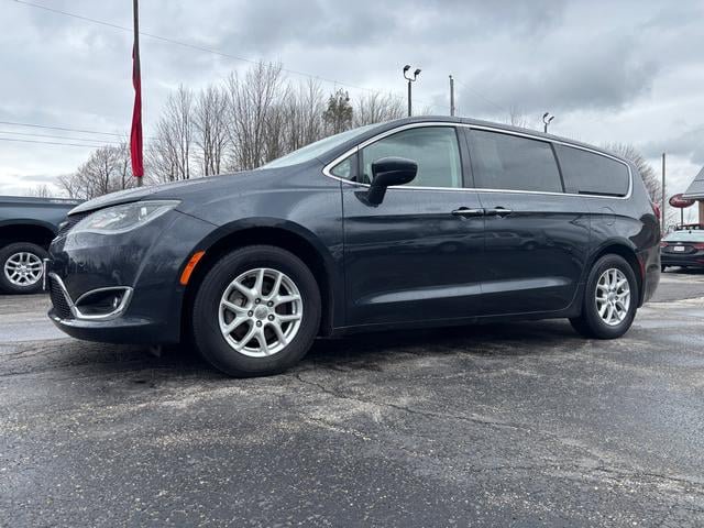 Used 2020 Chrysler Pacifica Touring w/ Advanced Safetytec Group image 3
