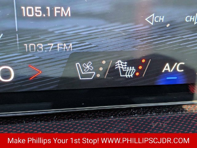 Used 2025 Chevrolet Traverse RS FWD image 22