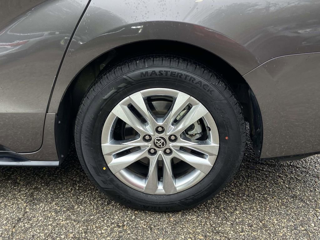 Used 2022 Toyota Sienna Limited image 8