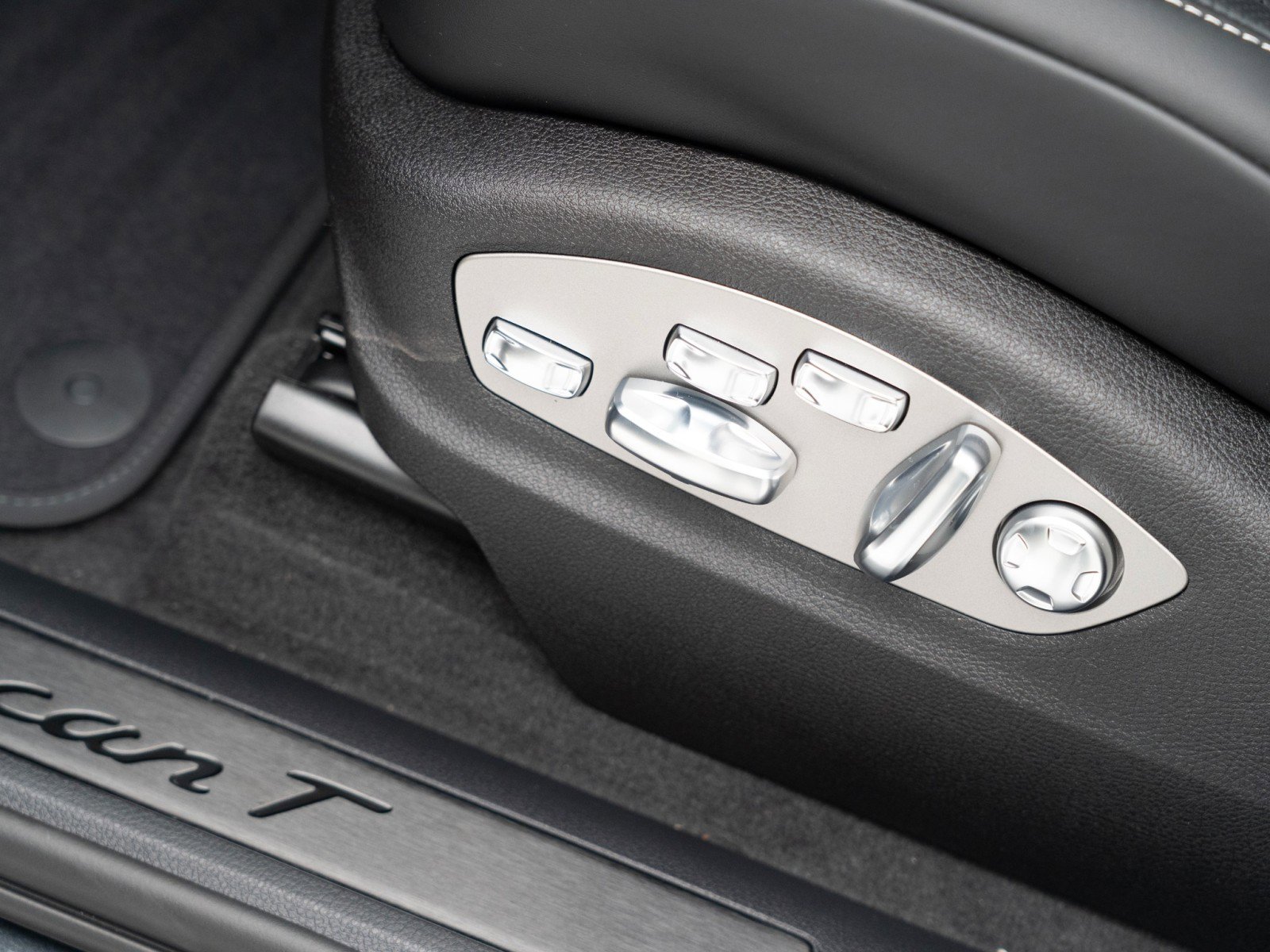 New 2026 Porsche Macan AWD/4WD image 15