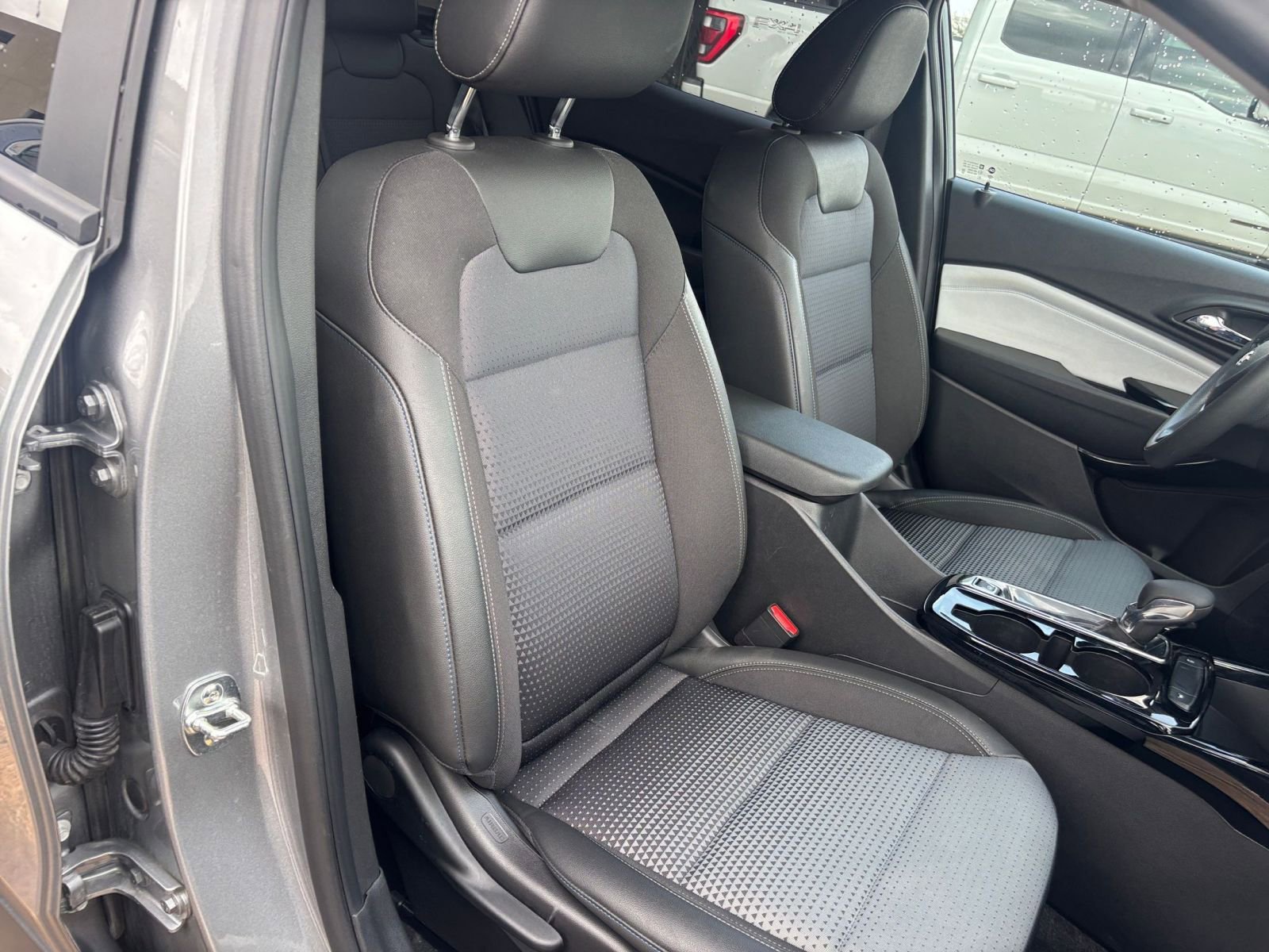 Used 2025 Chevrolet Trax LT FWD image 35