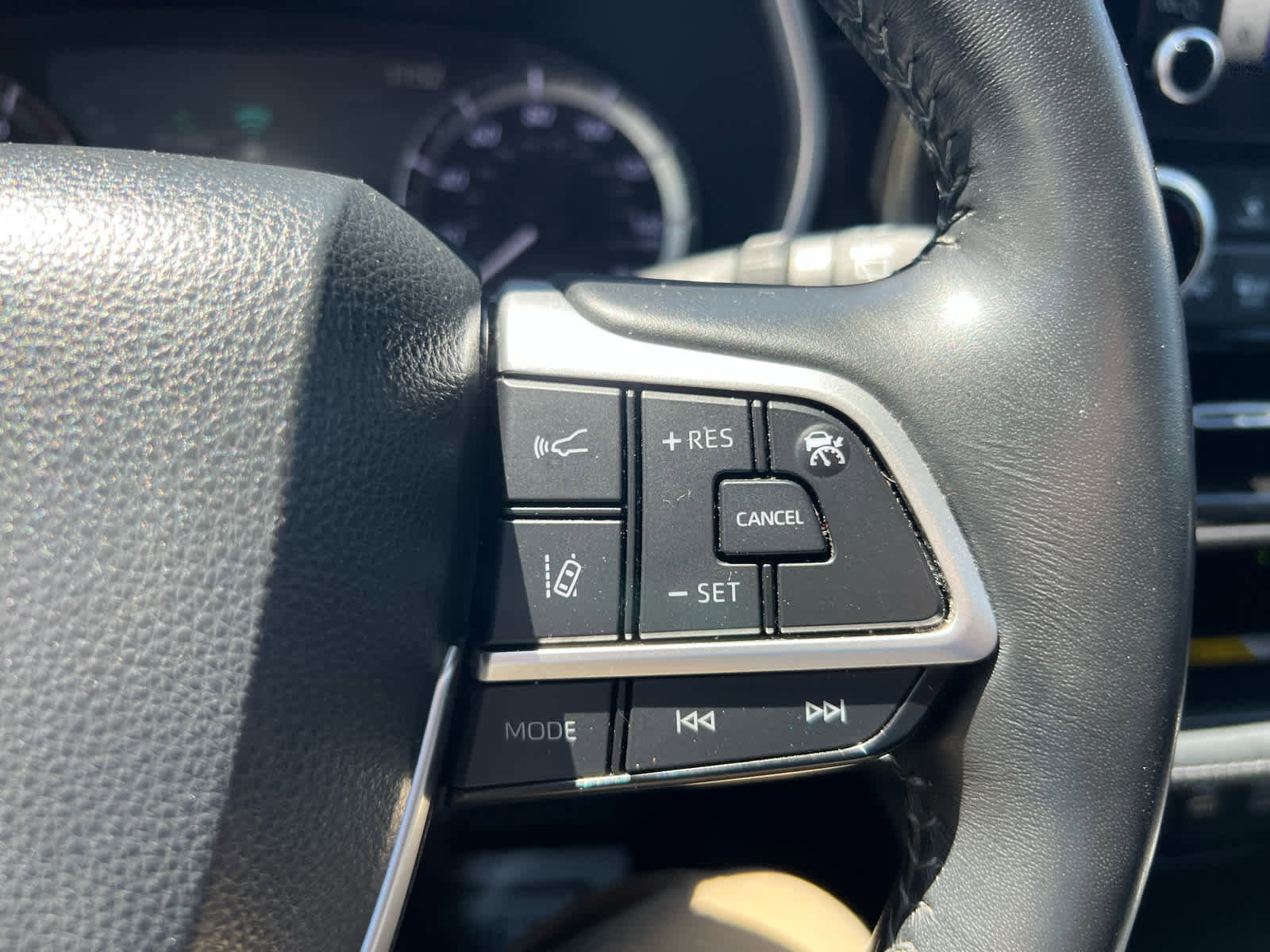 Used 2023 Toyota Highlander XLE AWD/4WD image 18