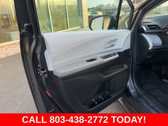 Used 2025 Toyota Sienna XLE image 5