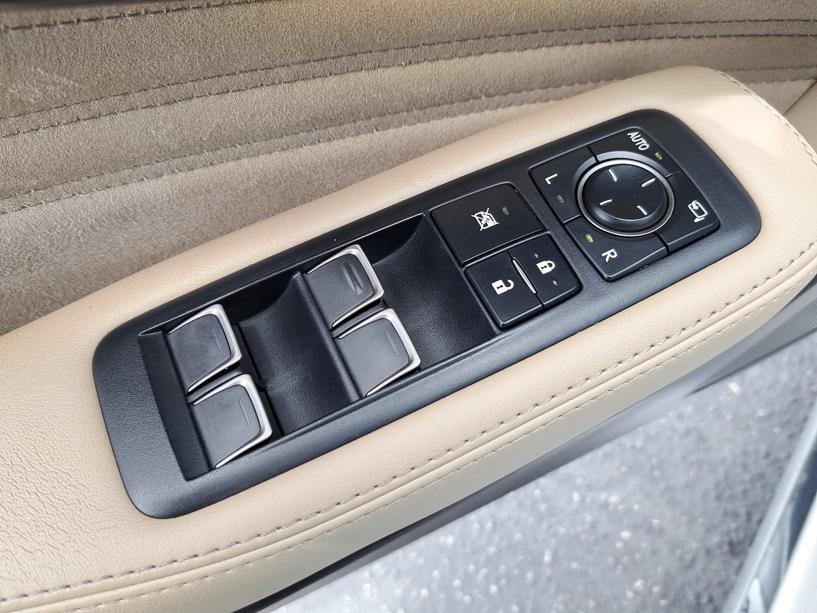 Used 2023 Lexus LS 500 w/ Accessory Package (Z1) RWD image 29