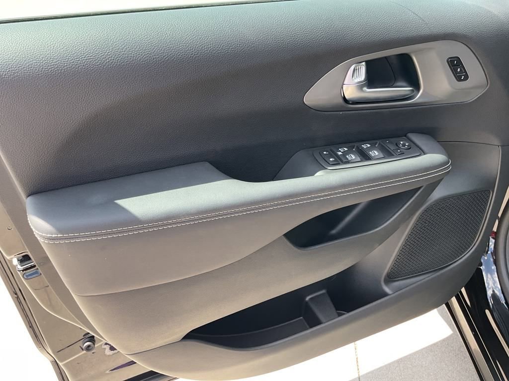 New 2026 Chrysler Pacifica Select image 11