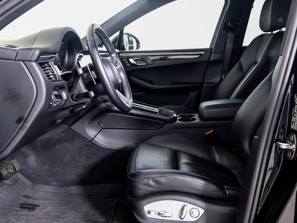 Certified 2024 Porsche Macan w/ Premium Plus Package image 4