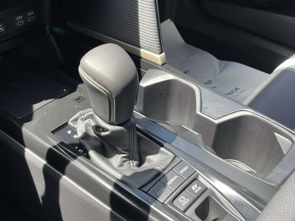 Used 2026 Toyota Camry SE FWD image 32