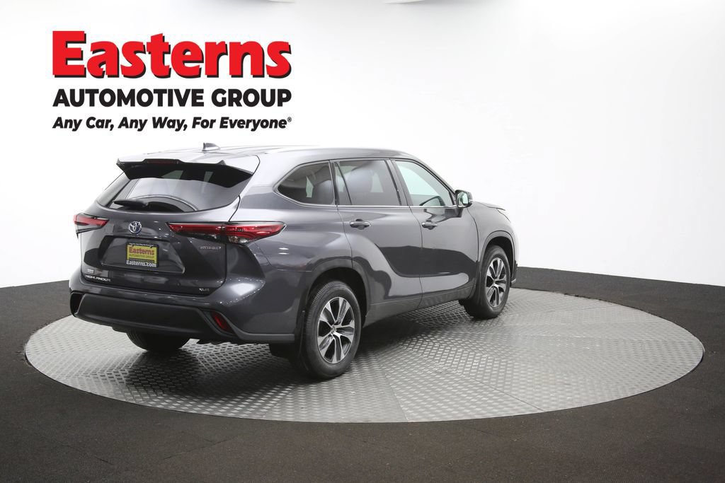 Used 2022 Toyota Highlander XLE AWD/4WD image 42