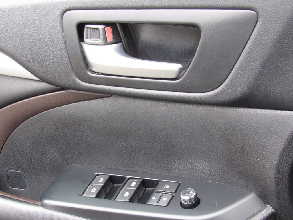 Used 2017 Toyota Highlander XLE AWD/4WD image 39